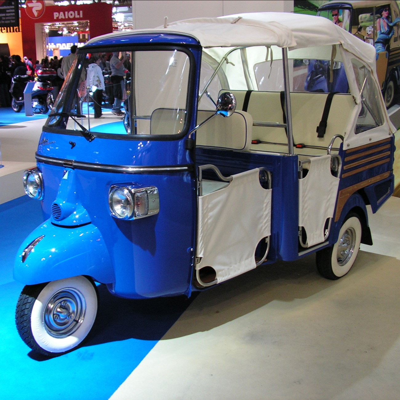 Photo of a Piaggio Ape at a car show exhibition