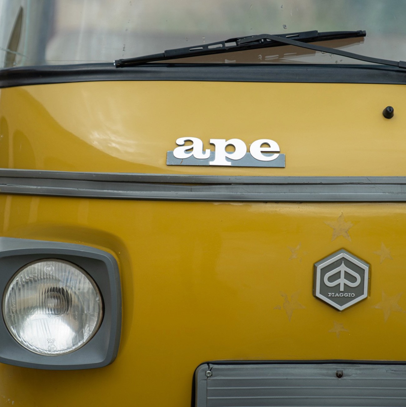 photo of the front of a Vespa Ape