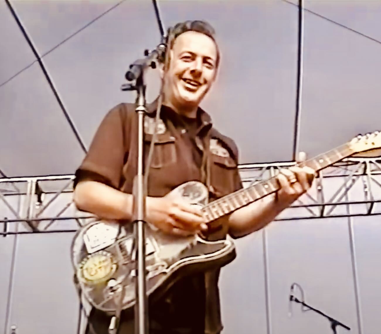 Joe Strummer playing at Irvine Meadows Hootenanny festival in 2002, playing Rudy Can’t Fail (Clash)